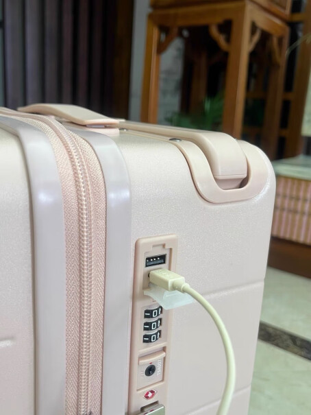 伊曼家伊曼USB拉杆箱PC万向轮行李箱登机大容量好不好？优缺点分析测评！