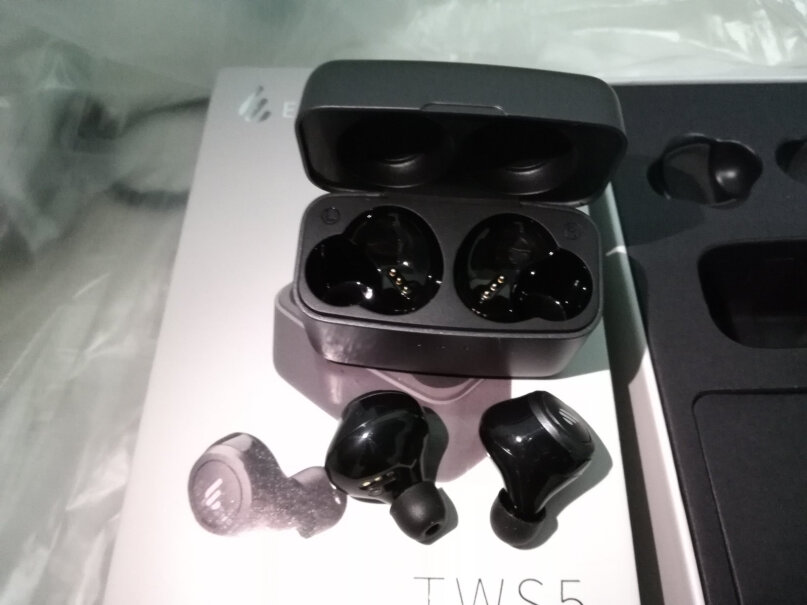漫步者TWS5真无线蓝牙耳机给充电仓充电时候耳机可以放充电仓里面么？