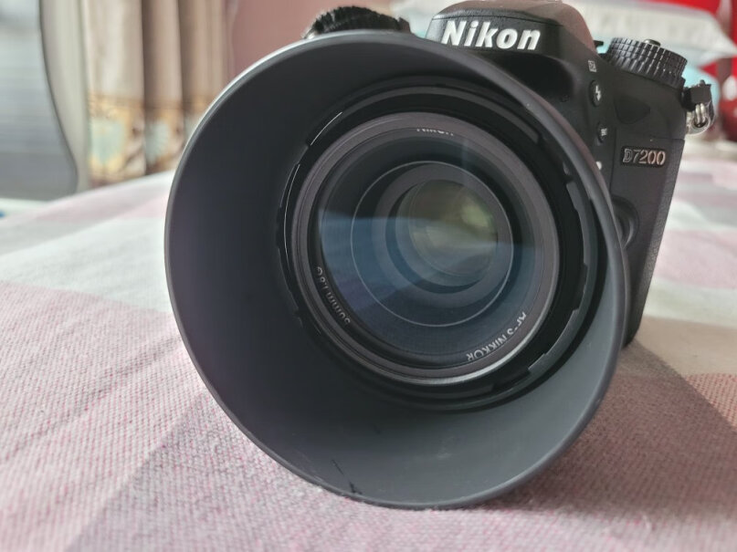 尼康AF-S DX标准定焦镜头在残幅机上这个头和50mm1.8比锐度和虚化效果如何？