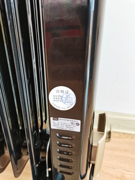 TCL取暖器为啥我的制热不行，在15平不到的小卧室用的，离开这个机器十公分就感觉不到热量了，最大挡开了五六个小时了？