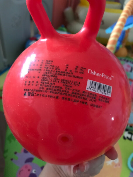 费雪玩具球宝宝小皮球摇摇球25cmF0601H4礼品有味道吗？