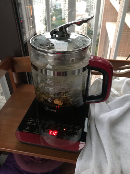 美的养生壶电水壶1.5L多功能烧水煮茶器水壶放上去之后会晃动吗？