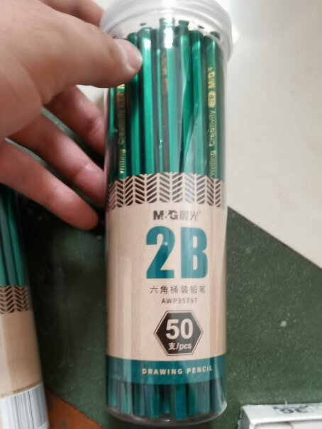 晨光M&G文具2B六角木杆铅笔经典绿杆学生考试涂卡铅笔这两种笔有什么区别，小学生可以用嘛！