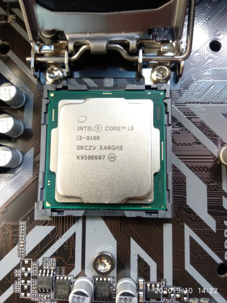 英特尔酷睿i3 10105F处理器+ B560M主板套装能用win8吗？