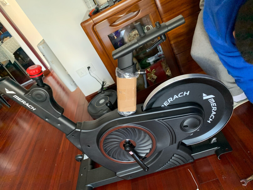 麦瑞克Merach磁控动感单车智能健身车家用运动健身器材旋转红色的旋钮转换档位，怎么看是第几档？什么磁控程序怎么下载，要蓝牙链接控制吗？面板上的按钮是干嘛的？