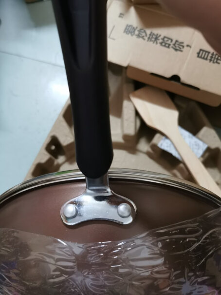 苏泊尔煎锅炒菜锅SUPOR易洁30cmEC30SP01炒锅电磁炉刚买一次饭没做锅底就掉漆了，正常吗？