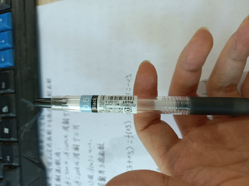 日本百乐JUICE彩色按动中性笔啫喱笔手账笔果汁笔黑色这个相对于百乐p500哪个好用？