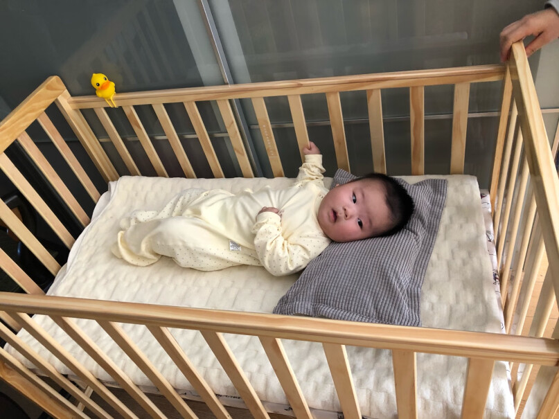 贝影随行婴儿床实木拼接儿童床小米生态研发水性漆宝宝床这个质量怎么样？味道大吗？值得买吗？谢谢？