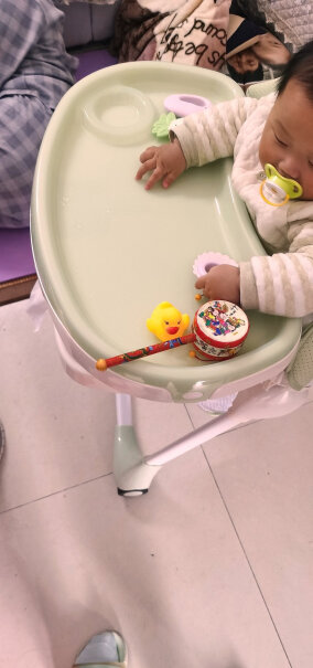 爱音儿童餐椅婴幼儿餐椅置物篮按哪里呀，只找到了两个孔？