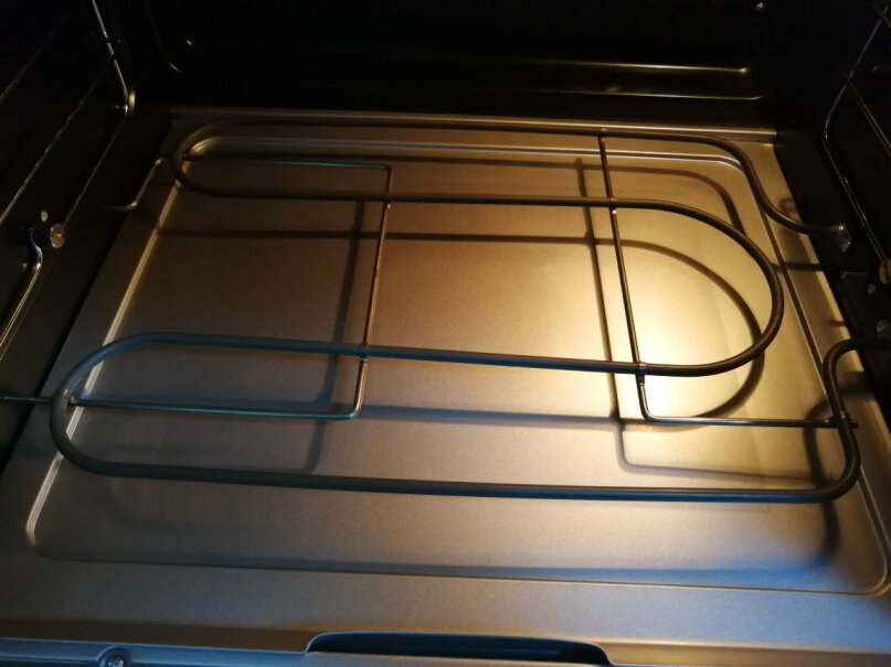 海氏电烤箱75升家用商用专业烘焙多功能大容量赠品送的模具能送一套吗？