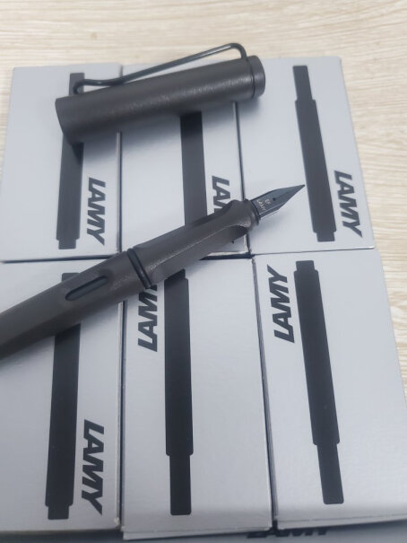 德国进口凌美LAMY钢笔签字笔笔芯多少毫升？墨胆，墨水，哪个划算？见过墨水4⃣️伍，大概一毫升，0.9，！？墨胆，见过，五只，一盒，5⃣️，快。也是0.9？