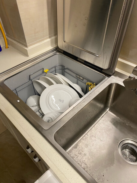 方太洗碗机水槽洗碗机一体嵌入式家用请问还有空间放净水仪吗？你们装上的净水仪都是什么品牌 什么型号的，谢谢？
