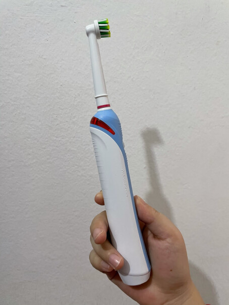欧乐B电动牙刷成人小圆头牙刷情侣礼物3D声波旋转摆动充电式和飞利浦6511哪款好？