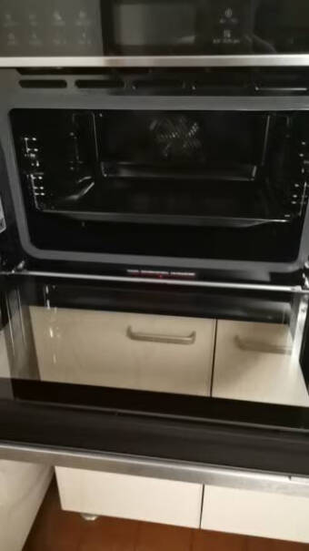 美的R3J嵌入式微蒸烤一体机APP智能操控微波炉蒸箱烤箱这款机器背后的插头在什么地方？橱柜的插座在右上角合适吗？