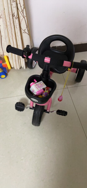 乐卡儿童三轮车避震脚踏车婴幼儿三轮儿玩具童车容易侧翻吗？