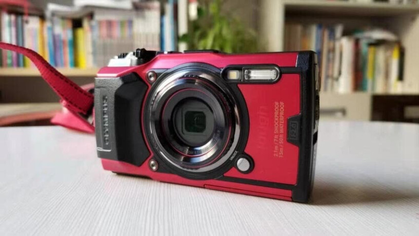 奥林巴斯TG-6多功能相机(红色)水下拍视频镜头可以变焦吗？