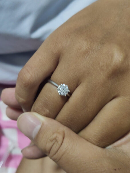 戒指T400莫桑石戒指女925银求婚结婚纪念日生日礼物3分钟告诉你到底有没有必要买！告诉你哪款性价比高？