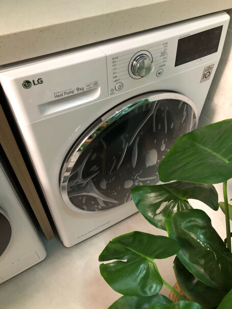 LG9KG双变频热泵烘干机家用干衣机烘干机自清洁冷凝器但是那个指示灯从来没亮过啊 多久会清洗 水盒里得有水吧？