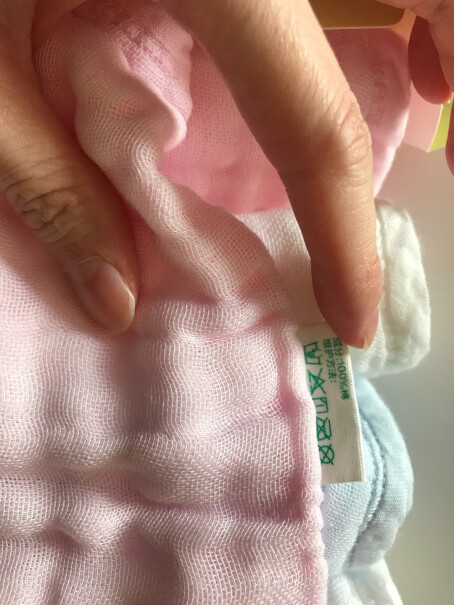 全棉时代婴儿口水巾请问下，洗了硬吗，容易破烂吗？