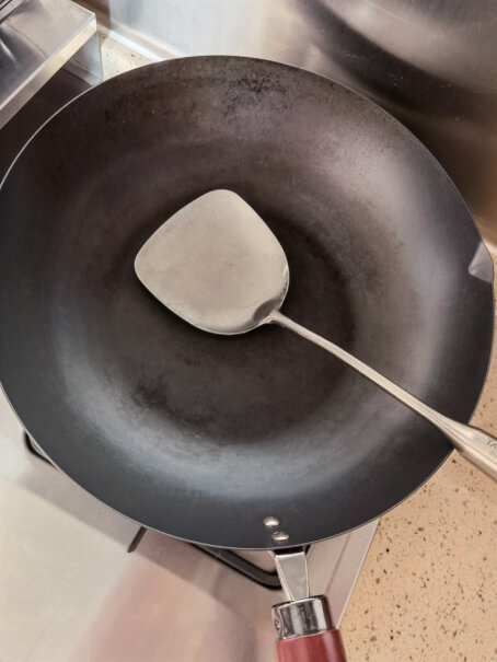 日本极牌RIVERLIGHT原装进口极铁锅开锅时焦了一块，黄色的，可以补救吗？