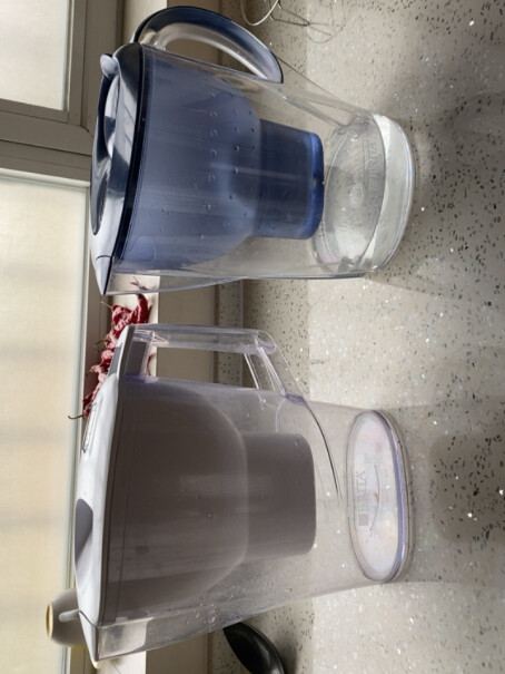 碧然德家用滤水壶为什么前几次过滤出来的是蓝色的水？