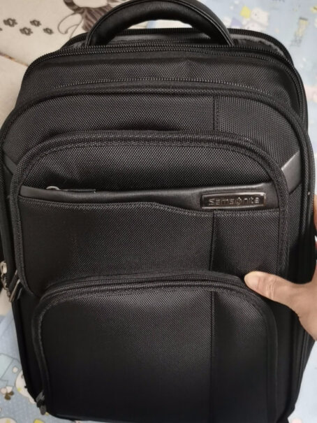 新秀丽电脑包双肩包36B0900915背包英寸笔记本这个包磨衣服么？