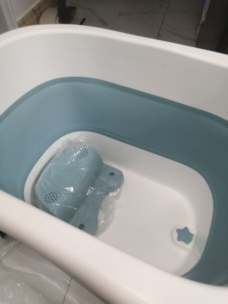 世纪宝贝浴桶儿童沐浴桶婴儿洗澡盆二合一有孩子游泳的冲气头套吗？
