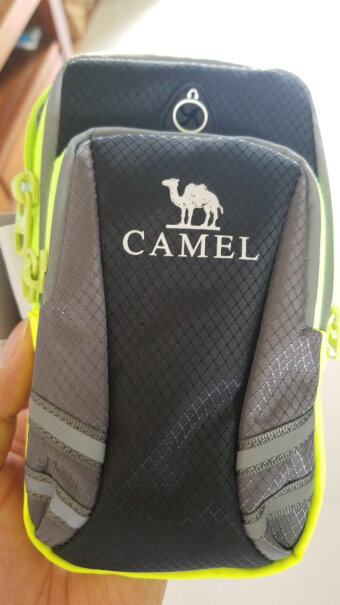 骆驼户外CAMEL户外情侣款手机臂包7.0的手机能放下吗？