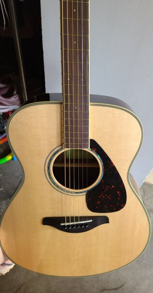 雅马哈FGX830CBL黑色民谣电箱吉他缺角容易沾上指纹吗？
