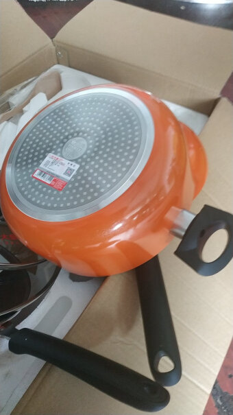 炊大皇不粘锅买的亲们，这个橙色的有几个锅盖啊？