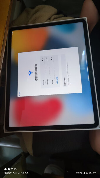 Apple「教育优惠版」iPad Pro 12.9英寸平板电脑 2021年款(256G WLAN版你们背面摄像头附近按压有异响吗？