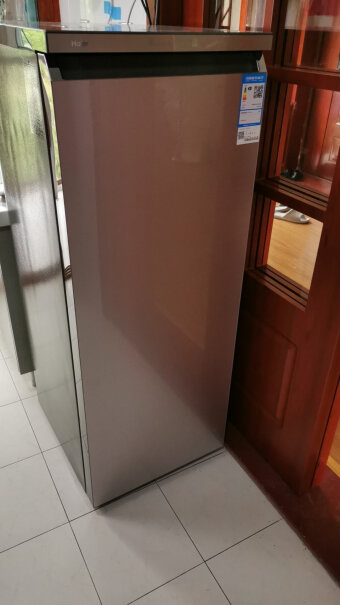 海尔377升卧式展示柜冷藏柜冰柜上面可以放微波炉吗？
