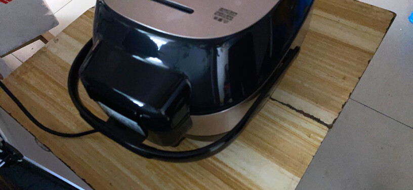美的电饭煲4升家用智能IH电磁加热电饭锅盖板是不绣钢吗？
