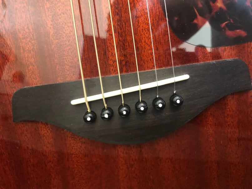 雅马哈FGX830CBL黑色民谣电箱吉他缺角面板上有的部分比较深，是不是阴阳脸？
