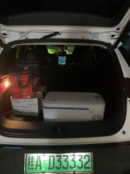英得尔H12源自欧洲车载冰箱放后备箱，轿车怎么连接点烟器？后备箱不通座位呀？