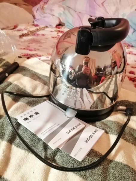 苏泊尔电水壶热水壶电热水壶304不锈钢烧水壶壶盖中间的提手部分塑料会接触到烧的开水吗？