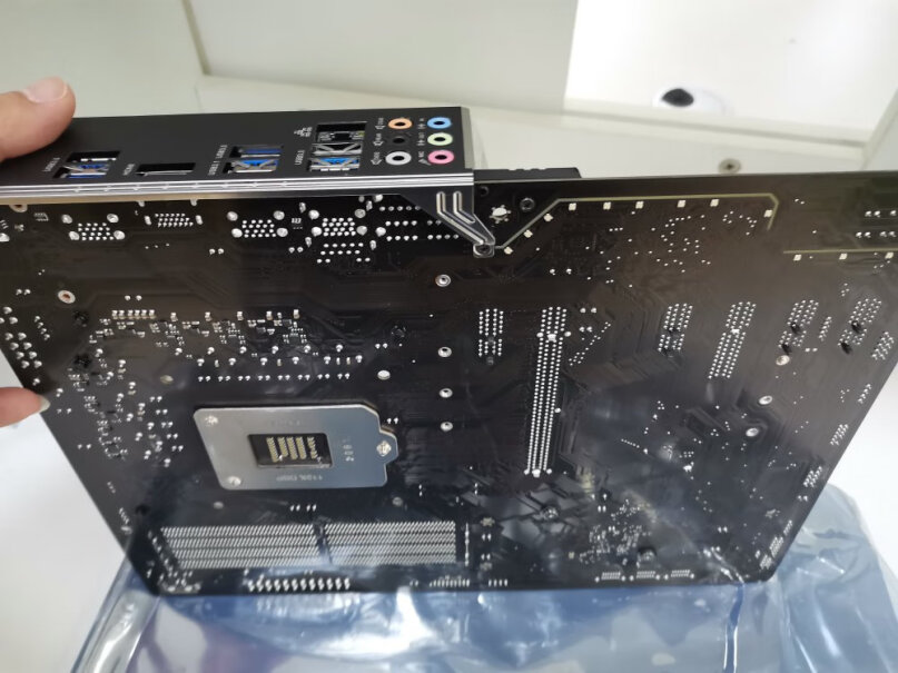 技嘉Z390GAMING电源是600w的全模组电源，但cpu供电只有4+4，可以用这个主板吗？上9600kf用不用换电源？