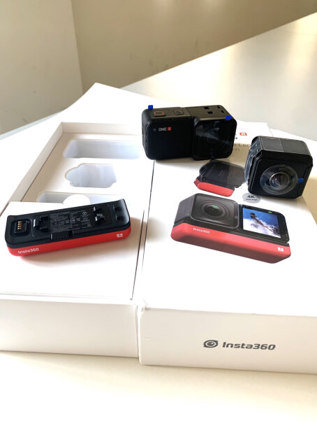 Insta360 ONE R (双镜头礼盒)了解下这个相机显示屏清晰度怎么样？