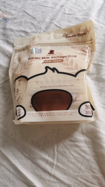 小白熊母乳储存袋这款好用吗？倒入奶的时候好装吗？