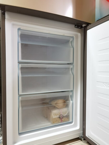 海尔Haier请问您们买的冰箱有没有没有品牌和能效标示牌的？
