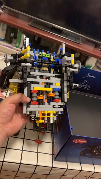 乐高LEGO积木机械系列请问保时捷有发动机吗？