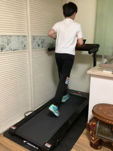 麦瑞克Merach跑步机家用智能静音走步折叠健身器材这个重不重的，一个人挪得动吗？