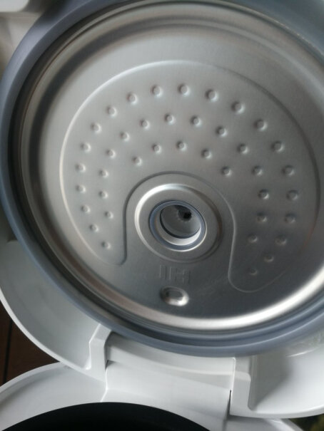 大松格力电饭煲电饭锅4LIH电磁加热准备入手一个，煮完饭电饭煲两边沿会留下好多水吗？