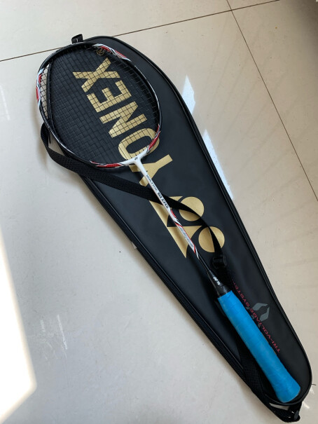 尤尼克斯YONEX羽毛球拍VT-10DG进攻型35高磅单拍是不是已经穿好线的？