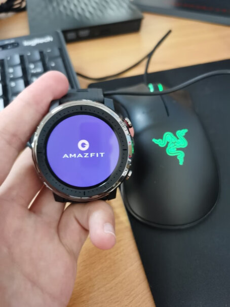 Amazfit 跃我 智能手表 3 星战限量版你们收到的有塑封包装吗？我的直接是一个纸盒子？