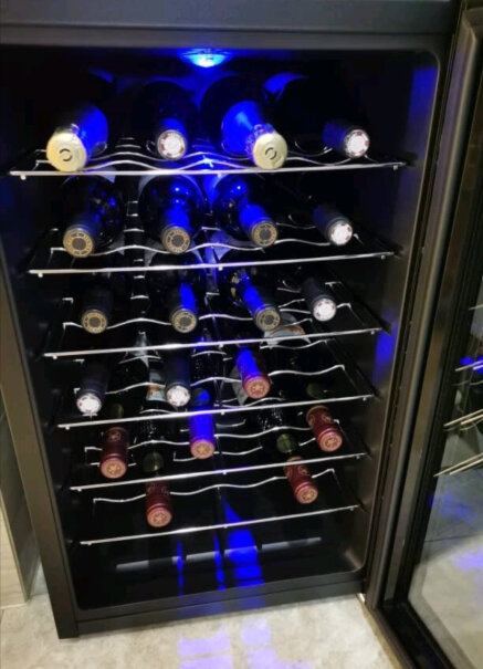 维诺卡夫酒柜压缩机风冷恒温红酒柜一层放四瓶红酒挤不挤，还有余量吗？