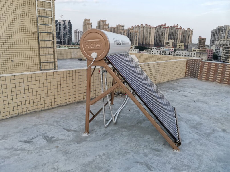 海尔太阳能热水器家用一级能效光电两用包安装吗？