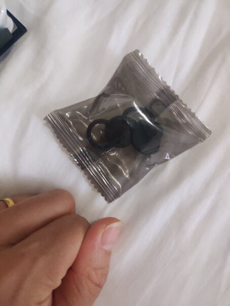 华为手环B5商务版黑色的女的带如何？显大不？