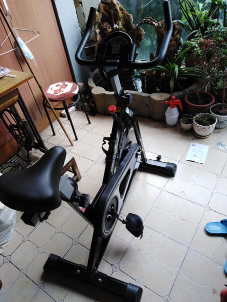 英尔健动感单车家用室内运动健身器材健身车静音脚踏自行车产品可以调节高度吗？
