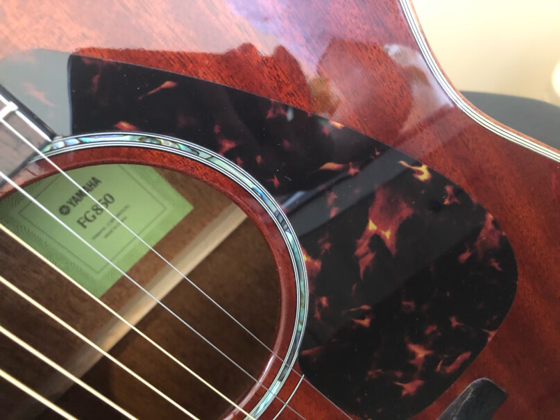 雅马哈FGX830CBL黑色民谣电箱吉他缺角请问大家，这个云杉木全角和玫瑰木侧板有什么区别啊？